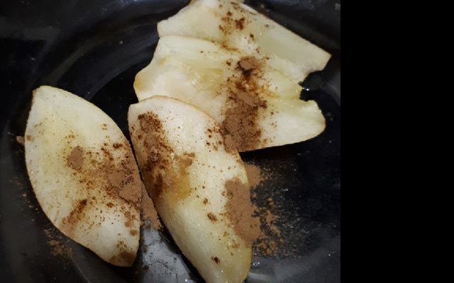 Pera assada no micro-ondas