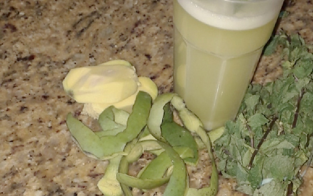 Suco de manga verde com hortelã 