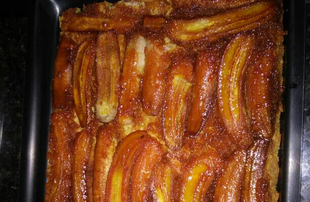 Bolo de banana com calda