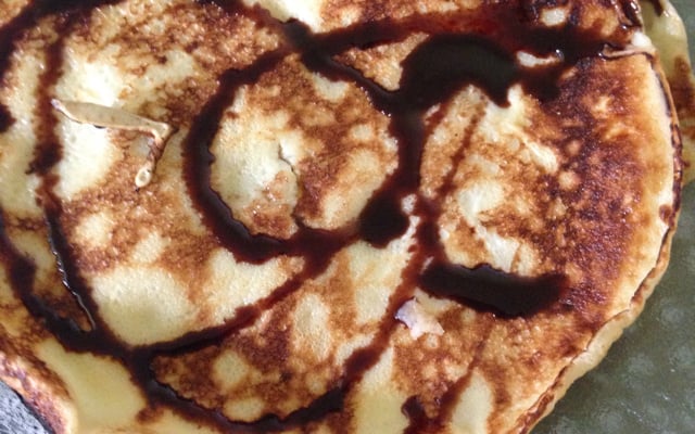 Panqueca americana com calda de chocolate