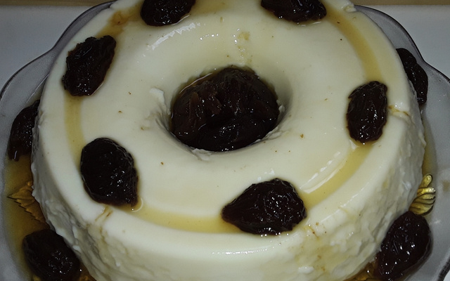 Manjar branco com calda de ameixas