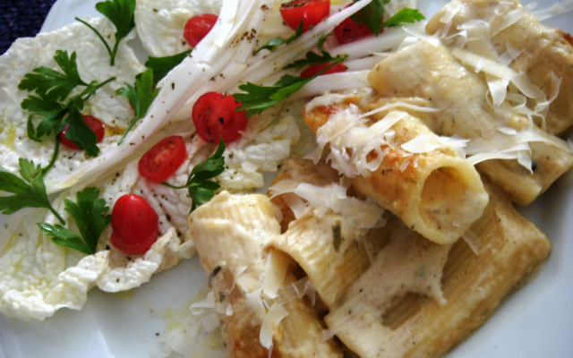 Rigatoni Giganti recheado com mossarela de búfala e shitake, ao molho de queijos e ervas