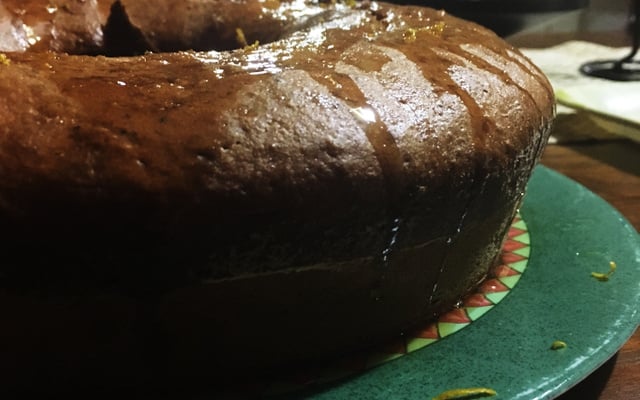 Bolo com laranja inteira