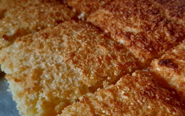 Mané Pelado (bolo de mandioca, queijo e coco)