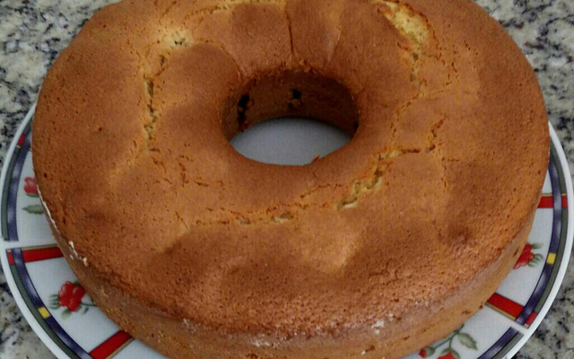 Bolo de fubá com goiabada fácil