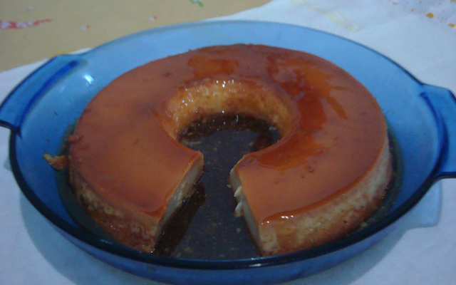 Pudim de leite com raspas de limão