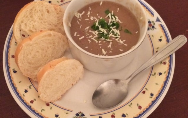 Caldo de feijão à moda goiana