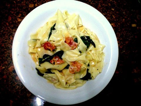 Papardelle com espinafre, tomate e gorgonzola