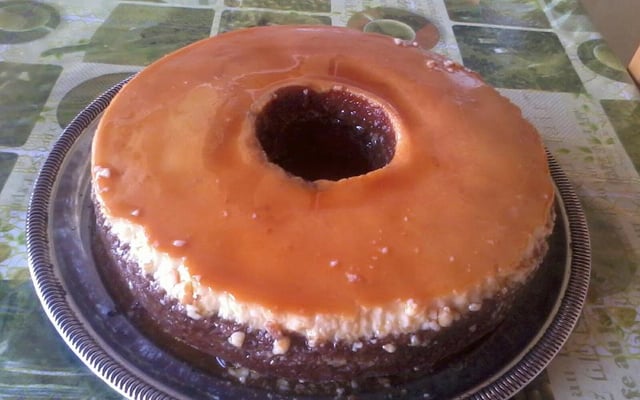 Bolo de chocolate com pudim de leite condensado