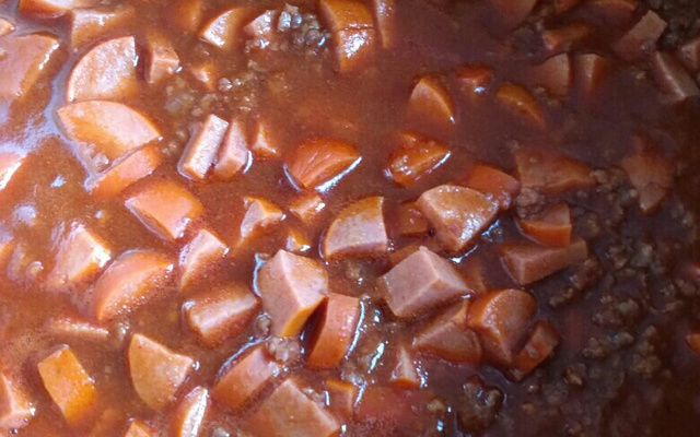 Molho de cachorro quente com carne moída, salsicha e bacon