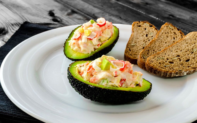 Abacate recheado com surimi 