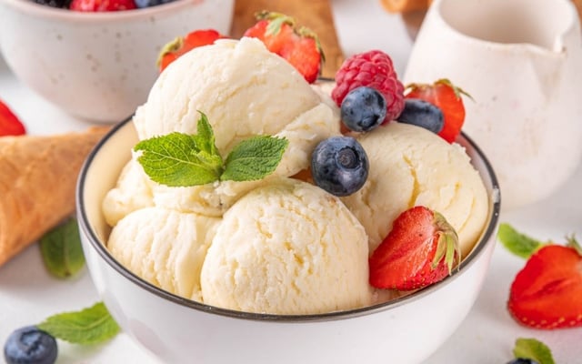 Bolas de sorvete de creme com frutas em uma tigela