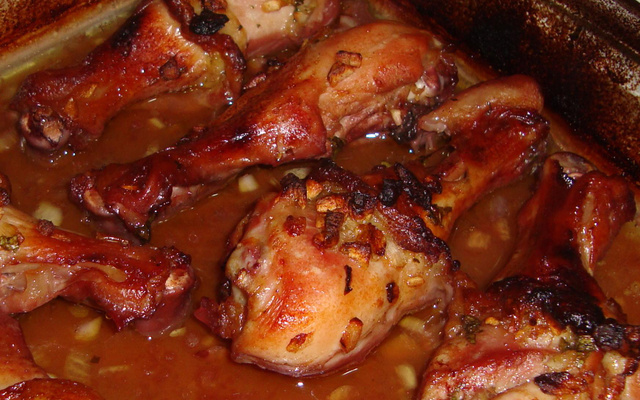 Coxa e sobre coxa de frango assada ao vinho