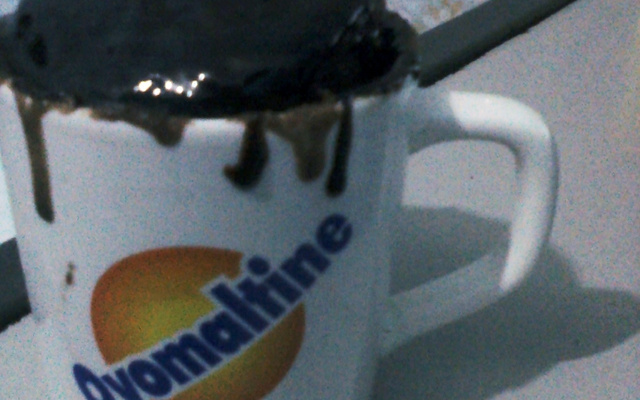 Bolo de caneca com cobertura