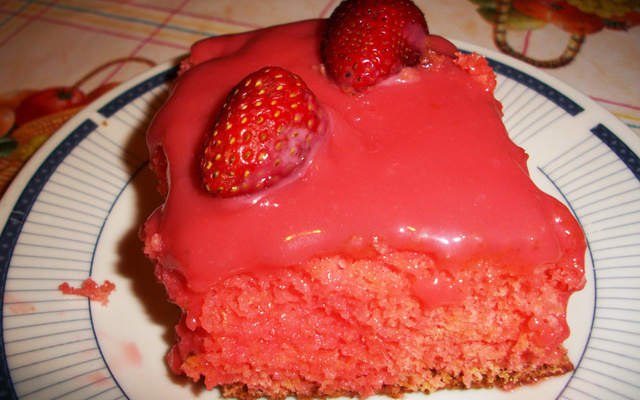 Bolo molhadinho de morango