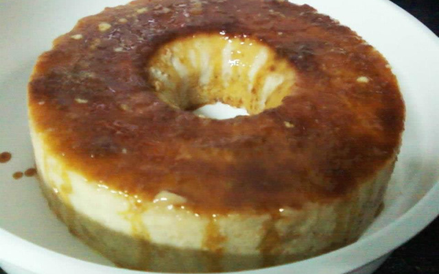 Pudim econômico de pão da Thaís