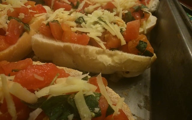 Bruschetta de tomate e manjericão fácil