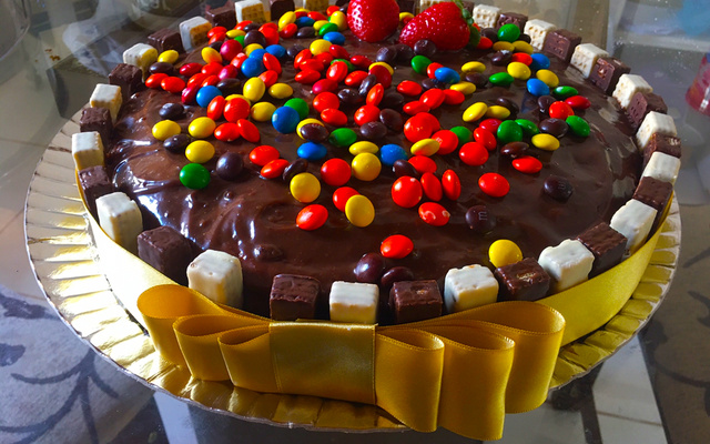Bolo de chocolate com recheio de morango e palitinhos