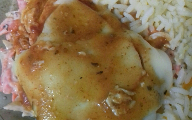 Ovo pochê com salada crocante de cenoura