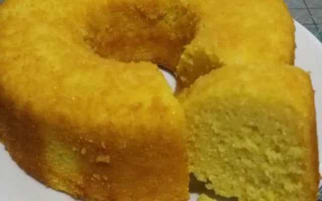 Bolo cremoso de milho e queijo