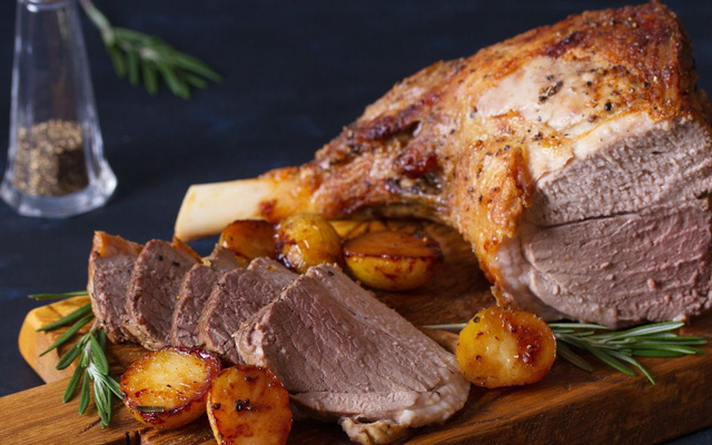 Pernil de cordeiro no vinho tinto