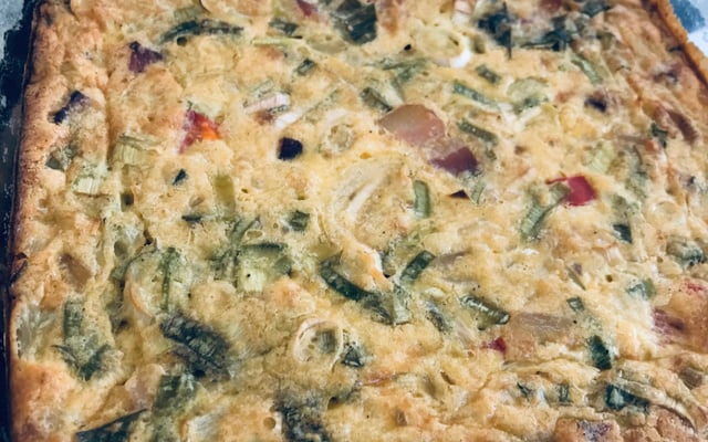 Omelete de queijo e alho-poró