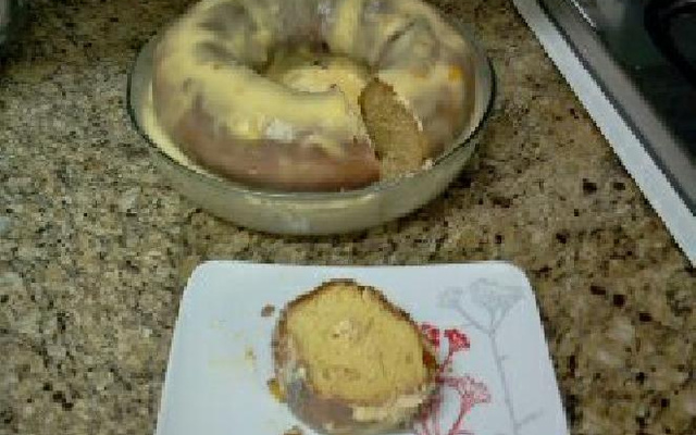 Bolo de laranja com cobertura de laranja.