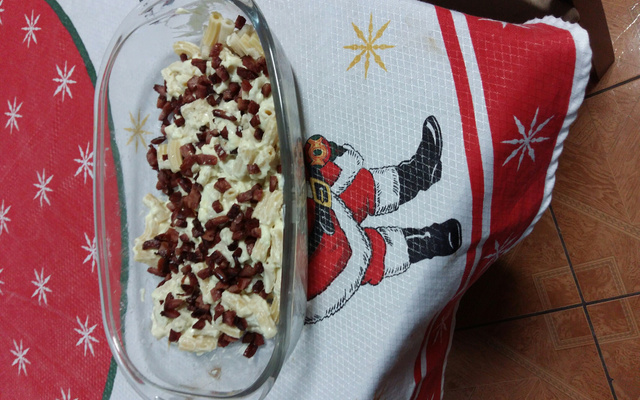 Massa com molho branco e calabresa