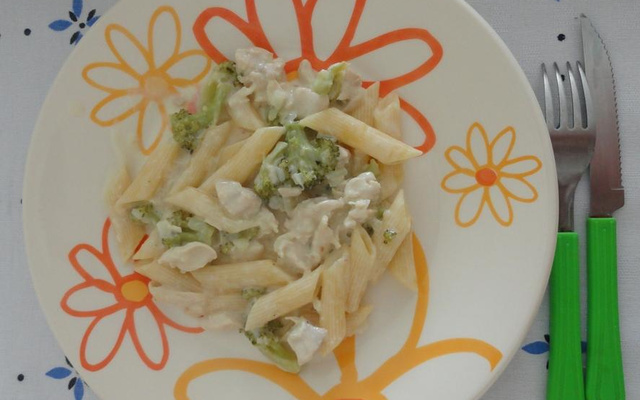Macarrão ao molho branco com Frango e Brócolis