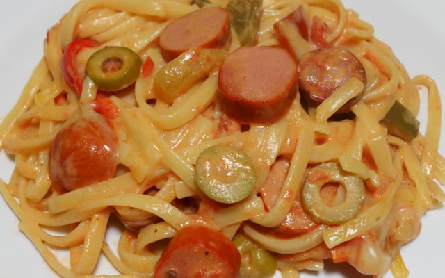 Macarrão com salsicha e queijo da Flávia