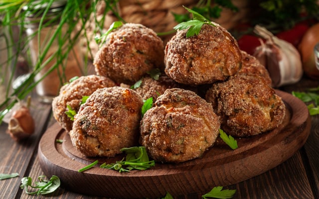 Almôndegas com pão de forma