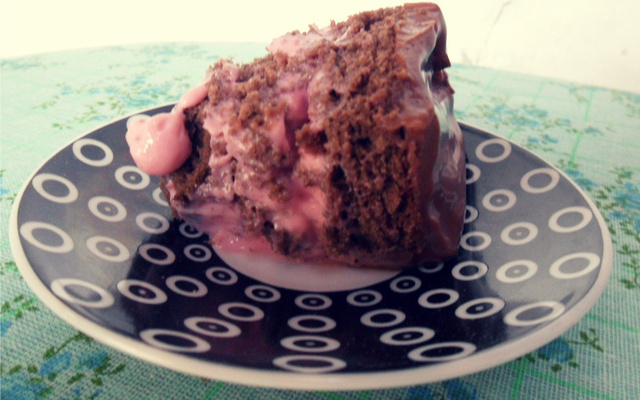 Bolo de chocolate com danone na travessa