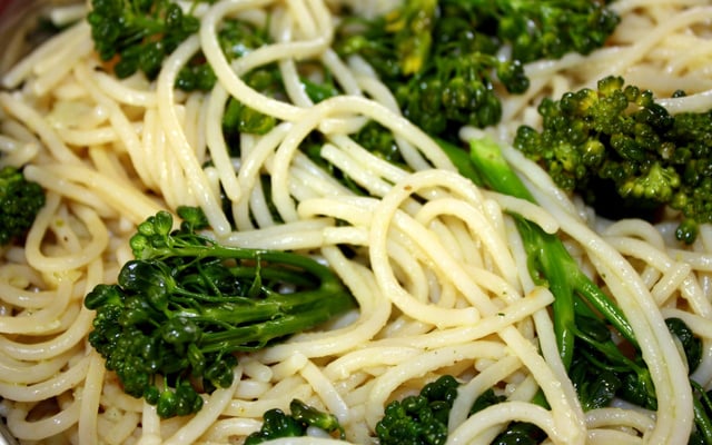 Macarrão alho e óleo e brócolis
