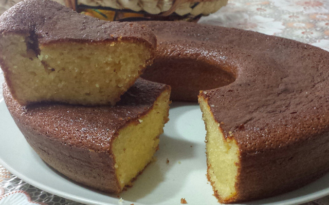 Bolo de fubá com queijo parmesão
