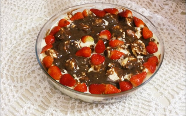 Sobremesa de morangos com suspiro