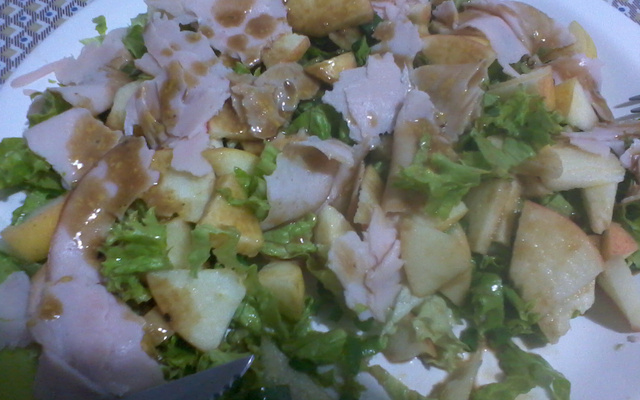 Salada de alface, maçã e peito de peru
