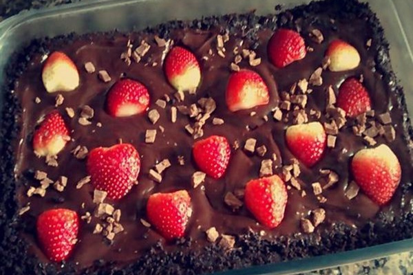 Torta de biscoito de chocolate recheado de baunilha, chocolate e morangos