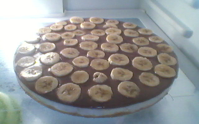 Cheesecake de banana com calda de chocolate