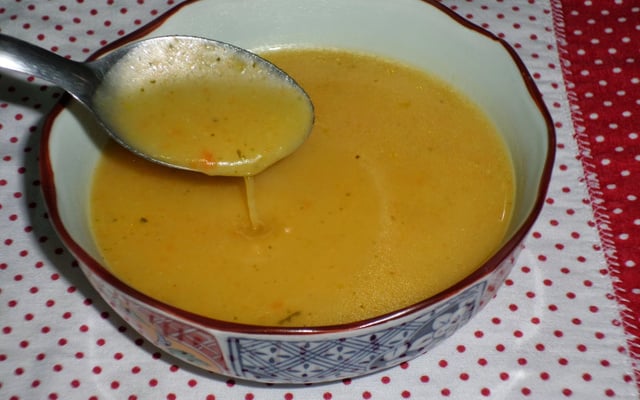 Caldo amarelo de legumes