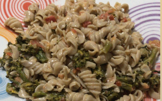 Macarrão integral ao molho de brócolis
