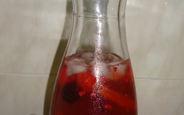 Sangria de champagne com frutos vermelhos