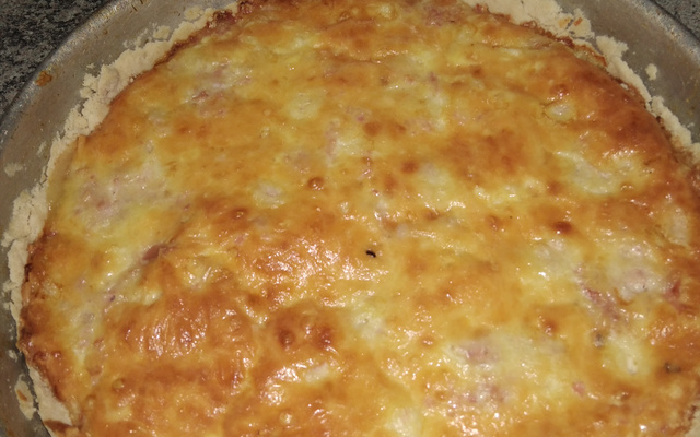 Torta salgada de queijo e presunto