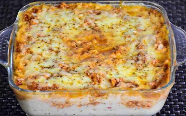 Lasanha de frango com queijo e molho branco com massa caseira