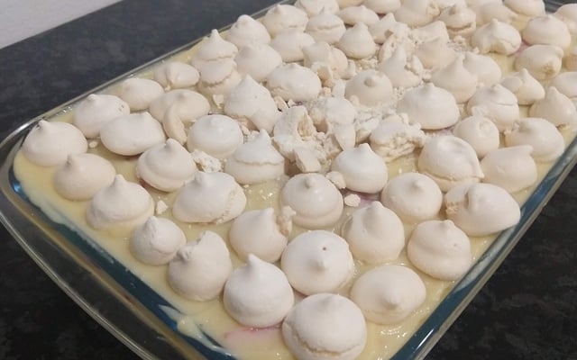 Bolo na travessa de ninho com morangos da Lu