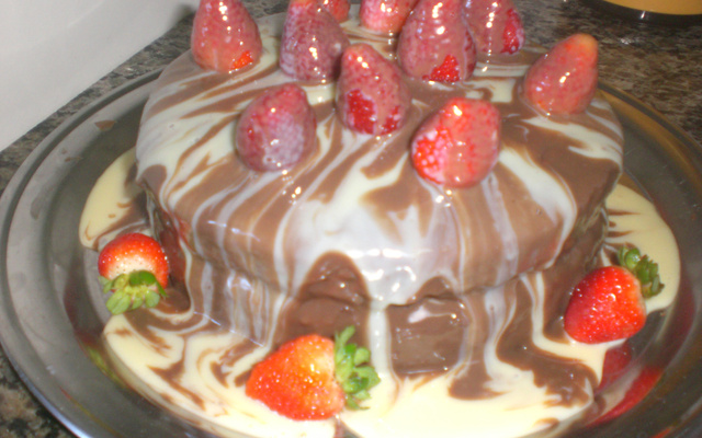 Bolo de chocolate com morangos