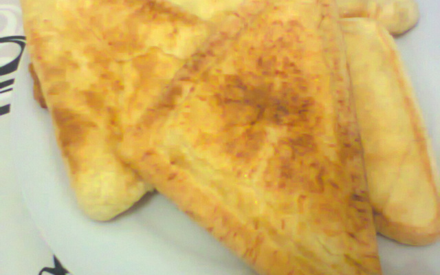 Pão de queijo mineiro de sanduicheira