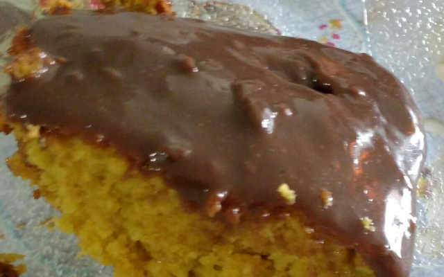 Bolo de cenoura com cobertura de chocolate