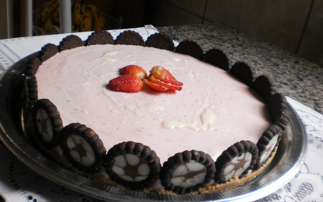 Torta mousse de morango e calipso branco