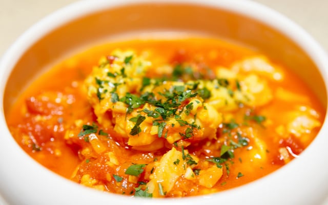 Moqueca baiana de cação e camarão