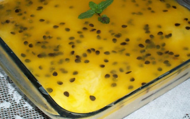 Mousse rápida de maracujá com calda